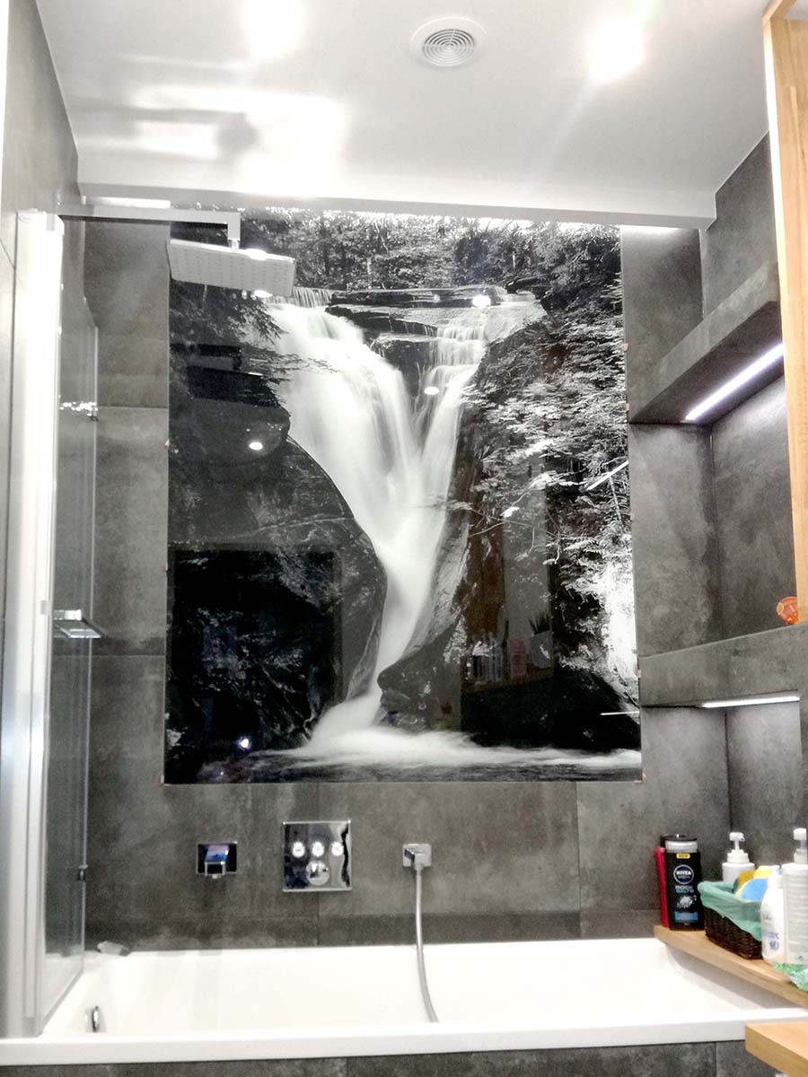 Panel szklany w łazience czarno-biały wodospad