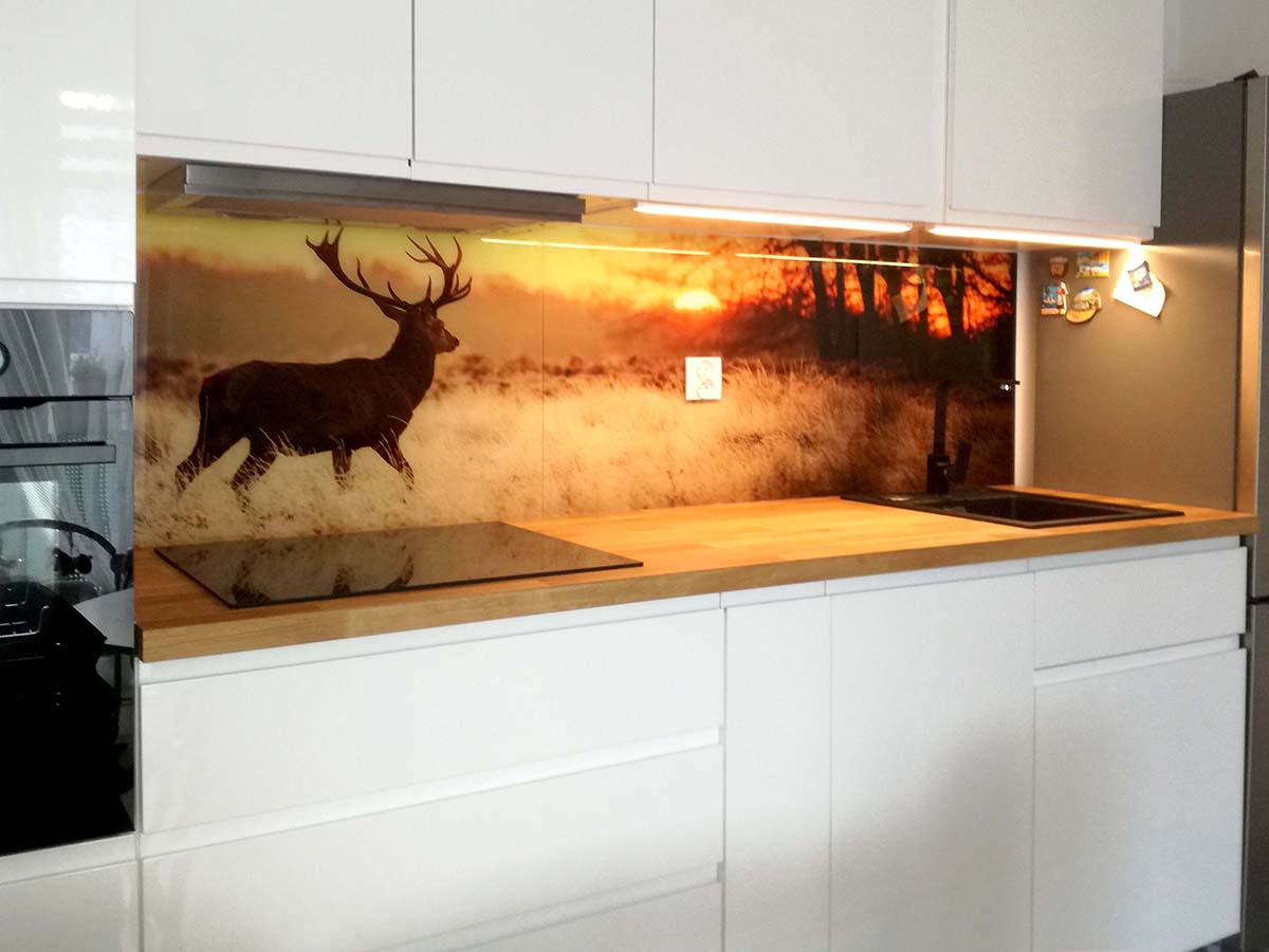 Panel szklany w kuchni jeleń